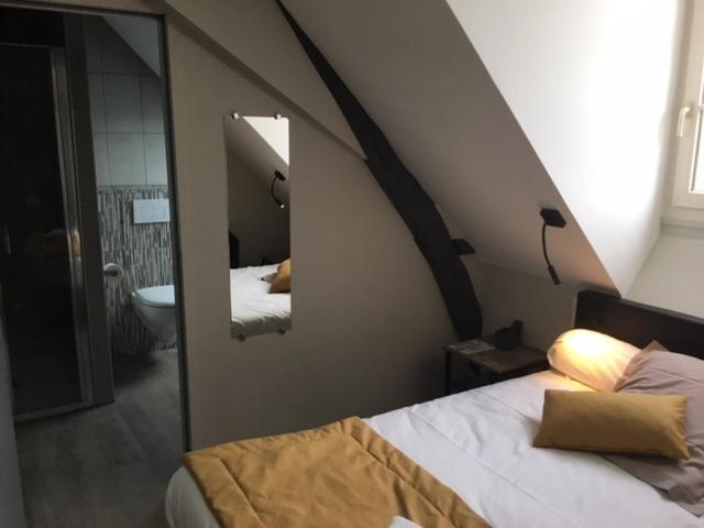 Le Relais Hotel Saint-Quentin-les-Anges Eksteriør billede