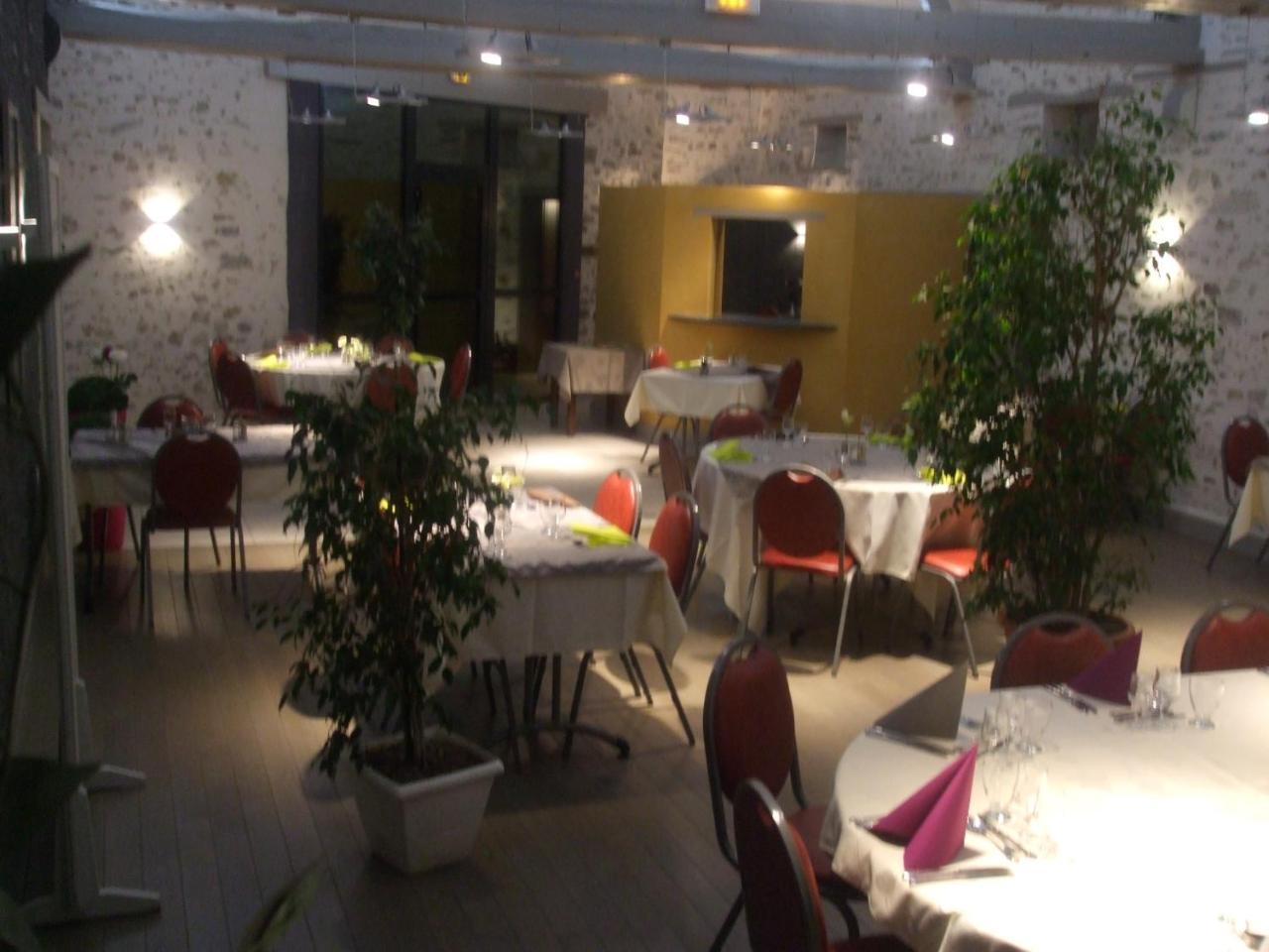 Le Relais Hotel Saint-Quentin-les-Anges Eksteriør billede