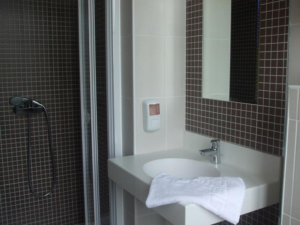 Le Relais Hotel Saint-Quentin-les-Anges Eksteriør billede